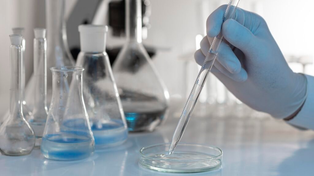 Vétérinaire effectue une analyse de l'urine
